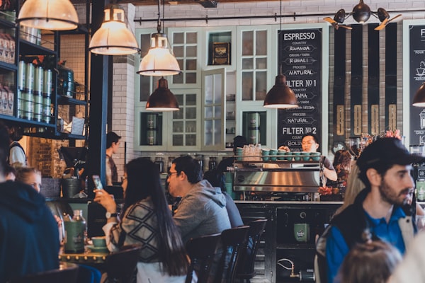 Interior toko roti artisan baru dengan rak roti dan counter kasir