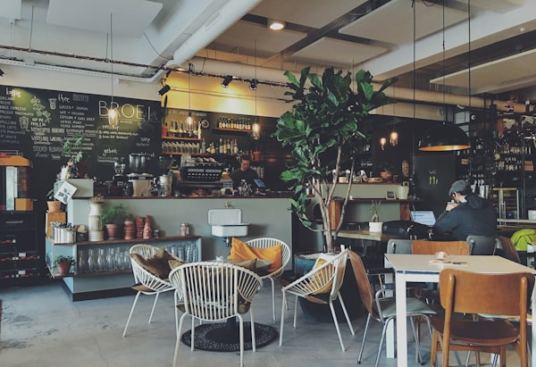 Rak roti dan kue di etalase toko bakery