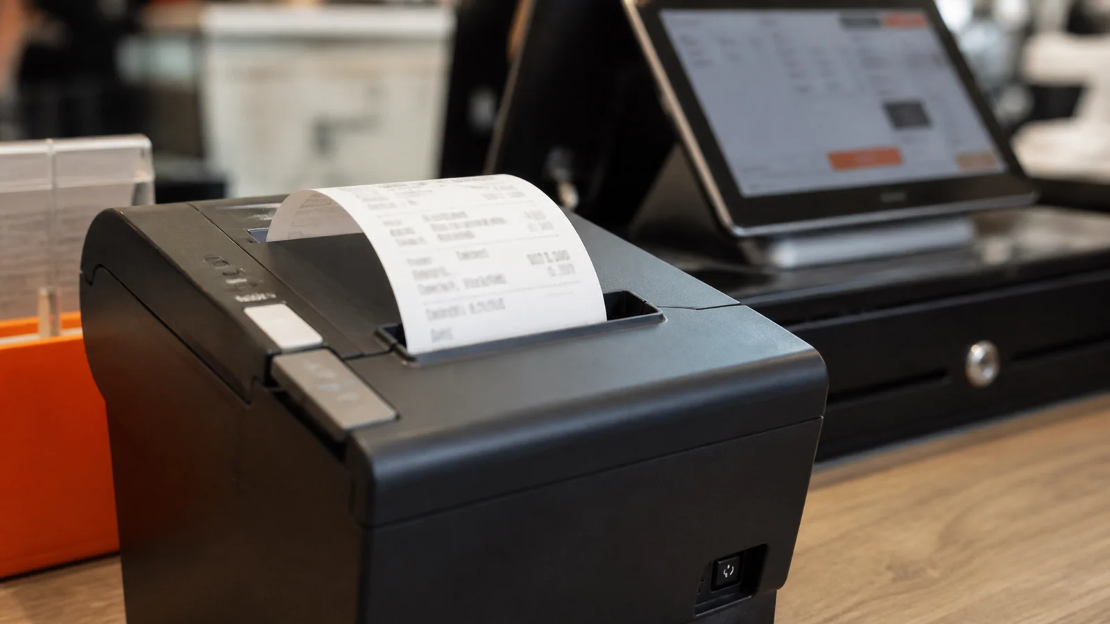 Printer termal mencetak struk di meja kasir