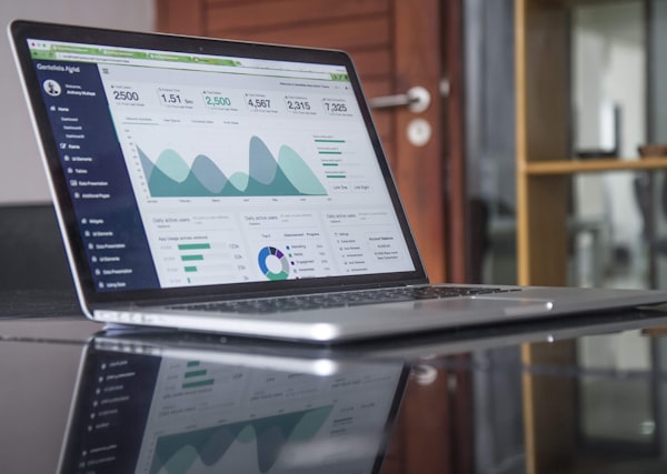 Laporan penjualan dan metrik performa bisnis pada layar laptop