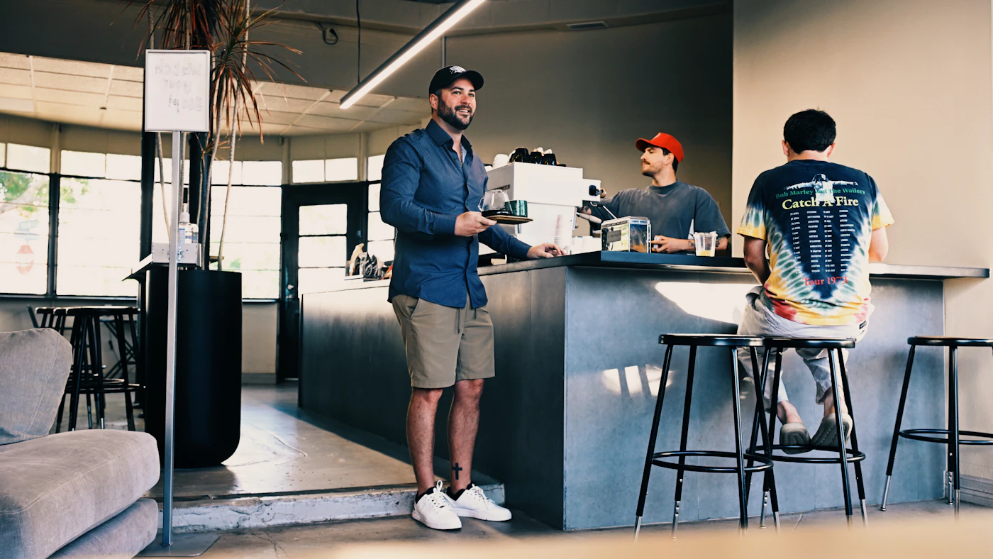 Pelanggan memesan langsung di counter kafe