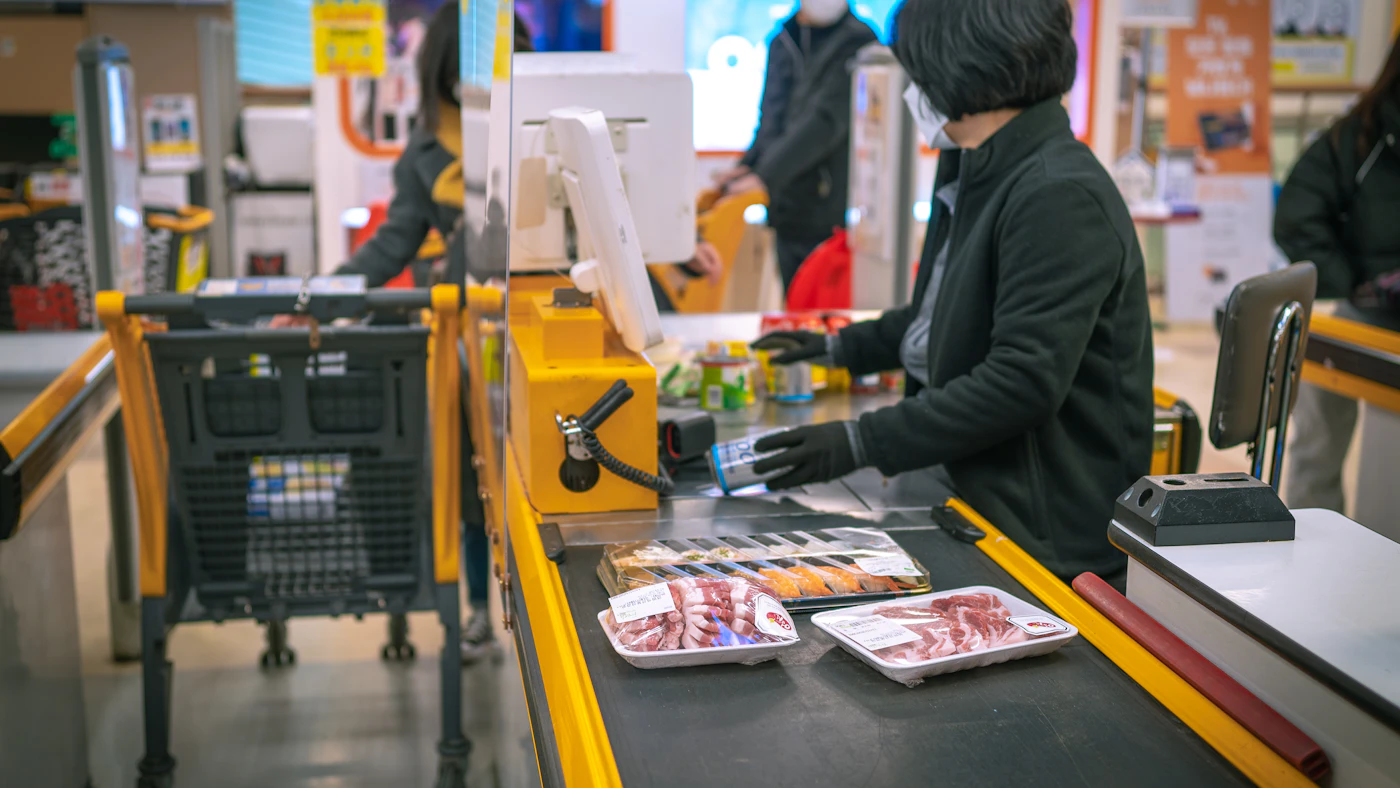Area checkout supermarket dengan kasir dan laci pembayaran